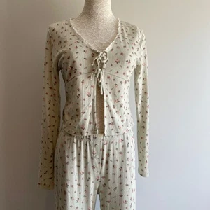 Zierlicher Damen Schlafanzug Blumen Größe XS S Grün Rosa Fliege Rüschen V-Ausschnitt Kokett - Bild 1 von 13