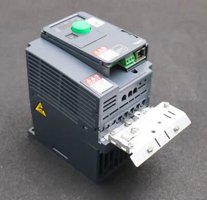 TELEMECANIQUE Frequenzumrichter ALTIVAR 320 ATV320H04N4C Input: 380/500VAC - Picture 1 of 8
