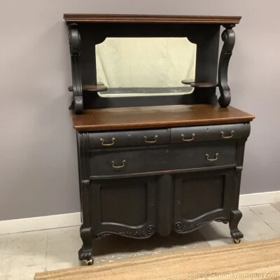 Antiguo aparador de roble pintado con tapa de roble negro biselado espejo patas de garra Foto 1 de 4
