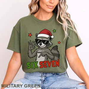 Waschbär Six Seven Weihnachtsshirt, Viral 6 7 Meme Shirt, lustige Nikolausmütze, 204113 - Bild 1 von 24