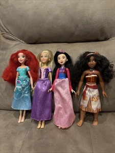 Disney Princess Doll lotto di (4) action figure Moana aggrovigliato Ariel - Foto 1 di 10