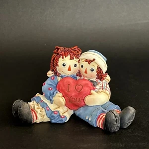 Figura de colección Raggedy Ann & Andy sosteniendo corazón "Te amo" #642601 - Imagen 1 de 4