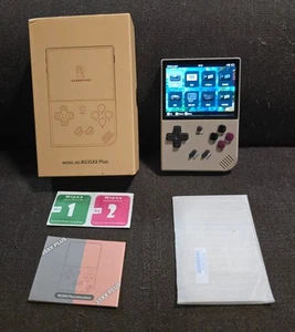 ** ANBERNIC RG35XX PLUS CONSOLE PORTATILE 3.5" 64GB WI-FI BLUETOOTH HANDHELD ** - Foto 1 di 4