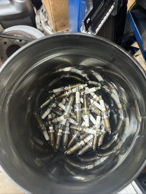 Bujías usadas para arte, decoración, manualidades. 30 enchufes por 10$ Foto 1 de 3