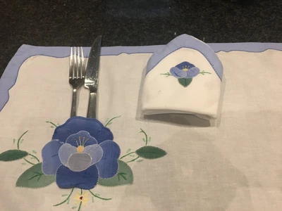 SET OF 4 PRETTY WHITE/BLUE FLOWER COTTON NAPKINS + 6 MATCHING PLACE MATS - Image 1 of 4