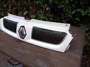 Renault Trafic 1.9 Front Grille 2001-2006 - Picture 1 of 5
