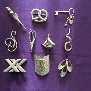 Neu Posten von 10 Statement Modernist goldfarbene Broschen Schlüssel Boot XX Muschelblatt - Bild 1 von 5