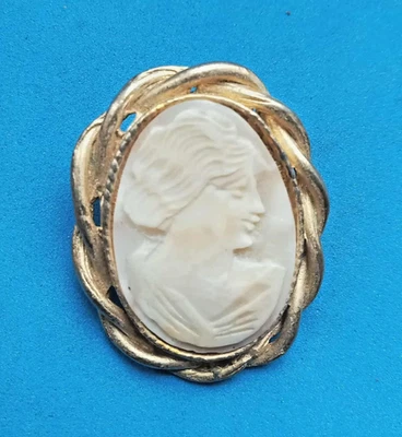 Vintage 40er Jahre gedrehter goldfarbener Kamee Anhänger - Bild 1 von 4