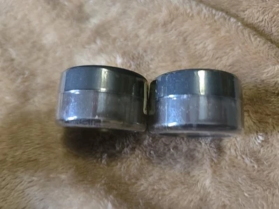 2 sombras de ojos sueltas con polvo pigmento de ojos Jesse's Girl antiguas verdes húmedas = pigmento alto Foto 1 de 4