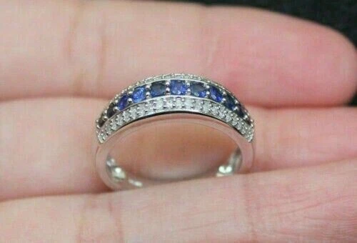 Impresionante anillo de zafiro simulado de corte redondo para mujer enchapado en oro blanco de 14 k Foto 1 de 4
