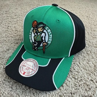 Gorra Mitchell & Ness Pro Crown Snapback verde negra con logotipo del equipo de los Boston Celtics Foto 1 de 4