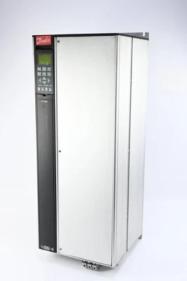 Danfoss Frequenzumrichter VLT5022PT2C20STR3D0F00A00C0 ( 175Z4057 ) - Bild 1 von 3