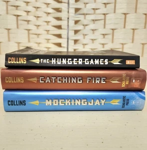 The Hunger Games Trilogy Complete Series Suzanne Collins 2 Hardcover 1 Soft - Imagen 1 de 7