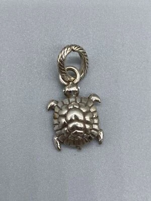 Colgante Brighton plateado con ojos de cristal grabados de tortuga y dije pequeño Foto 1 de 4