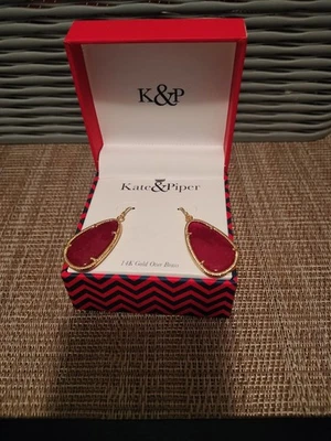 Kate & Piper - Pendientes colgantes de piedra roja de oro de 14k sobre latón Foto 1 de 4