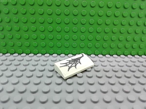 Lego 1 weiß 2x4 Neigung mit Aufkleber aus Netz - Bild 1 von 1