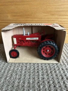 Ertl Farmall 350 Die Cast Metal Tractor Maßstab 1:16 - NEU - Bild 1 von 6
