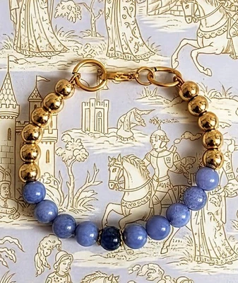 Brazalete Natural Lavanda Púrpura Jade y Bolas de Oro en Media y Media Cuentas  Foto 1 de 4