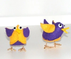 2 gelbe und lila Vögel mit Drahtbeinen, handgefertigt, eigenständig, 3 Zoll groß - Bild 1 von 5