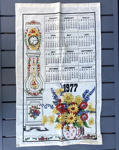 Vintage algodón calendario té plato toalla abuelo reloj flores rojo azul 1977 - Imagen 1 de 2