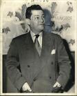1949 Press Photo Lew Valentine smokes in Portrait - noo75434