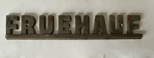 Vintage Fruehauf Blechschild Sattelzug Anhänger Werbung Abzeichen 10,5" x 2" - Bild 1 von 5