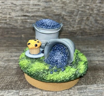 Yankee Candle Our America 3.5" Resin Blueberry And Muffin Candle Topper Foto 1 de 4