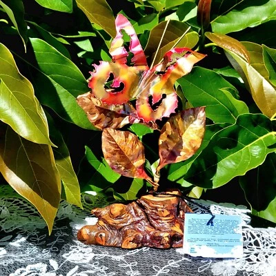 Escultura de Metal Hojas de Mariposa Soporte de Madera Natural Metal Cascada Galería EE. UU. Foto 1 de 4