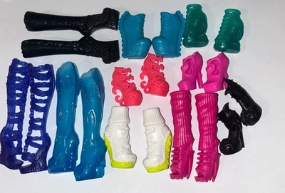 Lote de 10 pares de zapatos/botas surtidos para muñecas Monster High Foto 1 de 3