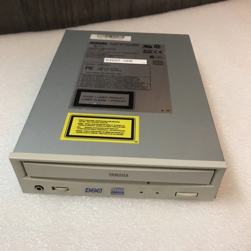 Yamaha 4-2-6 CRW-4260t CD-ReWritable SCSI 50-pin CDROM Drive W/ Block Size 512 Foto 1 de 3