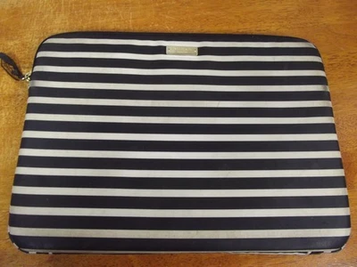 Bolso Kate Spade NY 14 pulgadas acolchado para computadora portátil funda rayas blancas y negras Foto 1 de 4