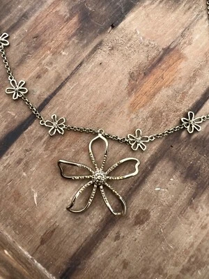 JESSICA SIMPSON GOLD TONE DELICATE FLOWER CRYSTAL NECKLACE BOHO FLORAL DAISY - Image 1 of 4
