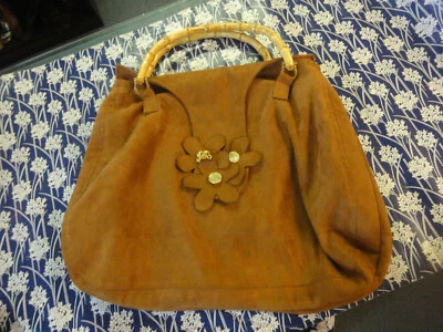 Bolso de mano saks quinta avenida marrón gamuza mango madera botón flor acento Foto 1 de 4