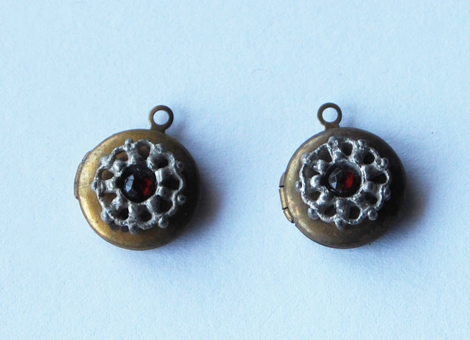 DE COLECCIÓN 2 COLGANTES MEDALLÓN CORAZÓN LATÓN ANTIGUO • 13mm • Vidrio Rojo o Verde Foto 1 de 1