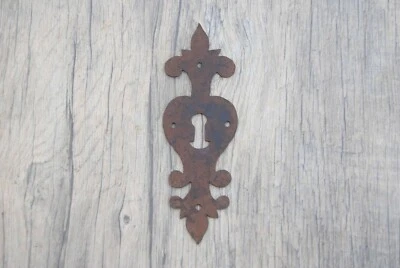 Raro De Colección Hierro Grande Hecho a Mano Diseño Perforado Puerta ESCUCHEON Llave Agujero Cubierta Foto 1 de 4