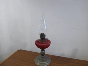 Jugendstil Petroleum Tischlampe mit Zinnfuss und Glaskolben himbeerfarben - Bild 1 von 11