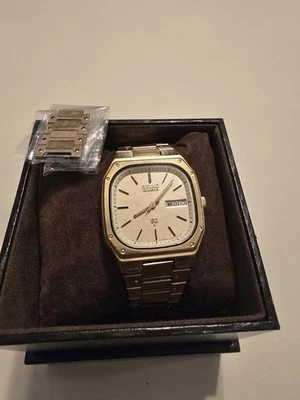 1980-е Мужские часы Seiko Tank Style 7123 5359 с редкими дополнительными звеньями для изменения размера  - Изображение 1 из 4