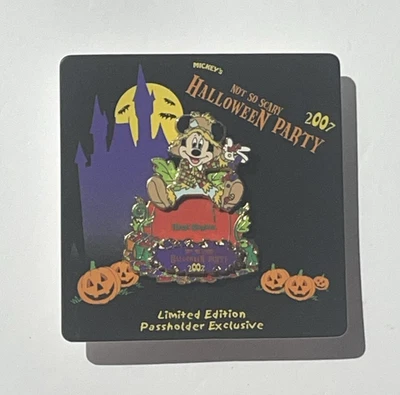 迪士尼 Mickeys Not So Scary 万圣节派对 2007 稻草人通行证徽章 56717 — 第 1/3 张图片