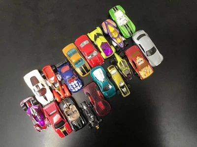 Lotto di 18 Macchinine Hot Wheels - Immagine 1 di 2