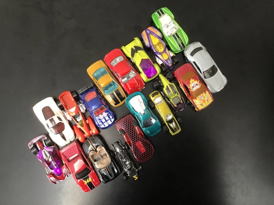 Lotto di 18 Macchinine Hot Wheels - Immagine 1 di 2