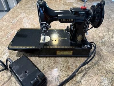Singer Featherweight 221 Sewing Machine Black w/ Foot Pedal & Case – Excellent - Image 1 of 4