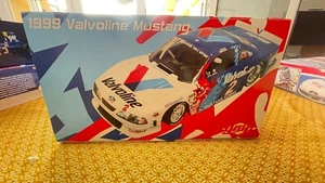 1/18 GMP 1999 VALVOLINE MUSTANG Brian Simo - Imagen 1 de 4