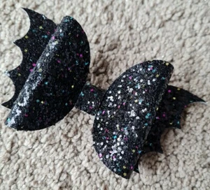 1x Halloween bat bow 3.5 inch black magic glitter material on clip - Picture 1 of 3