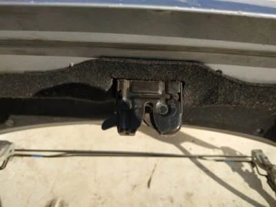 Cierre de tapa de maletero trasero Hyundai Elantra 2001 usado, genuino #1201168-70 Foto 1 de 4