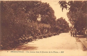Congo - BRAZZAVILLE - An avenue in the Plaine district - Native riflemen at rest - Picture 1 of 2