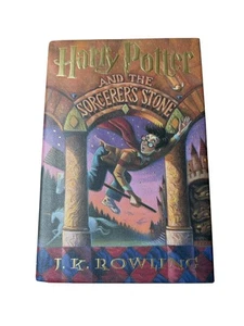 Hardcover edition of Harry Potter and the Sorcerer’s Stone by J.K. Rowling - Imagen 1 de 11