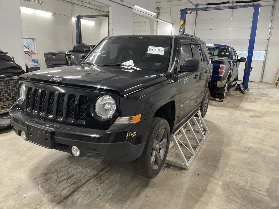 Used Washer Fluid Reservoir fits: 2015 Jeep Patriot  Grade A Foto 1 de 4