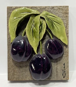 Firmado Carol Cline 5" x 6" Cerezas Cerezas Fruta Escultura en Madera de Granero - Imagen 1 de 3