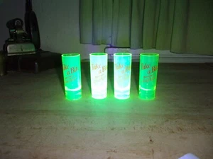 GREEN FLUORESENT PLASTIC SHOT GLASS BERENTZEN SPICED APPLE TAKE A BITE FREE SHIP - Foto 1 di 10
