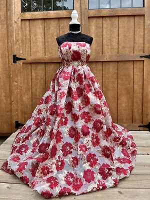 4 yardas. Brocado metálico rojo y dorado sobre organza. Organza jacquard texturizada. Foto 1 de 3